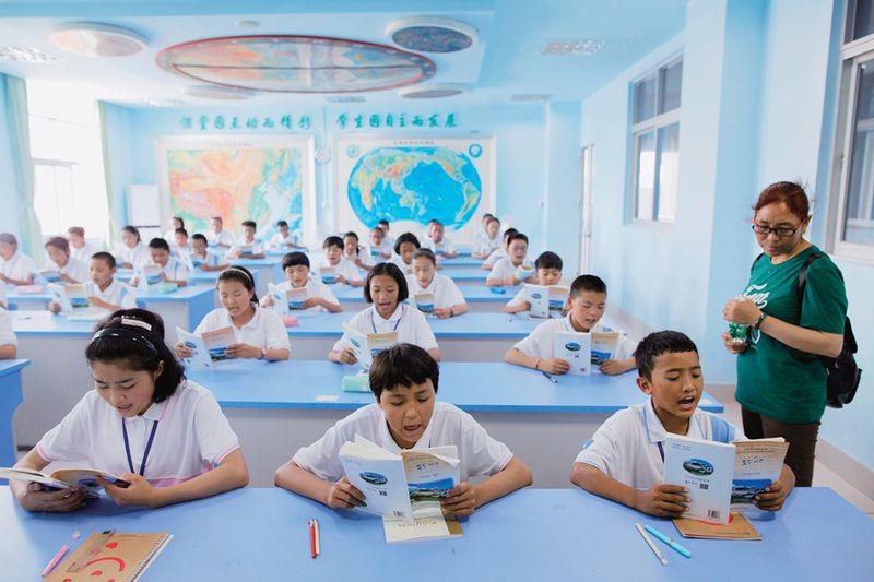 Tibetan middle school students attend an "ethnic class" in Guangdong province.